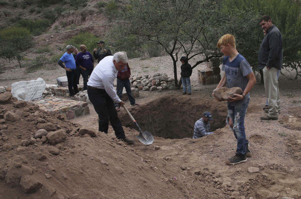 La Mora despide a mujeres y niños muertos en emboscada